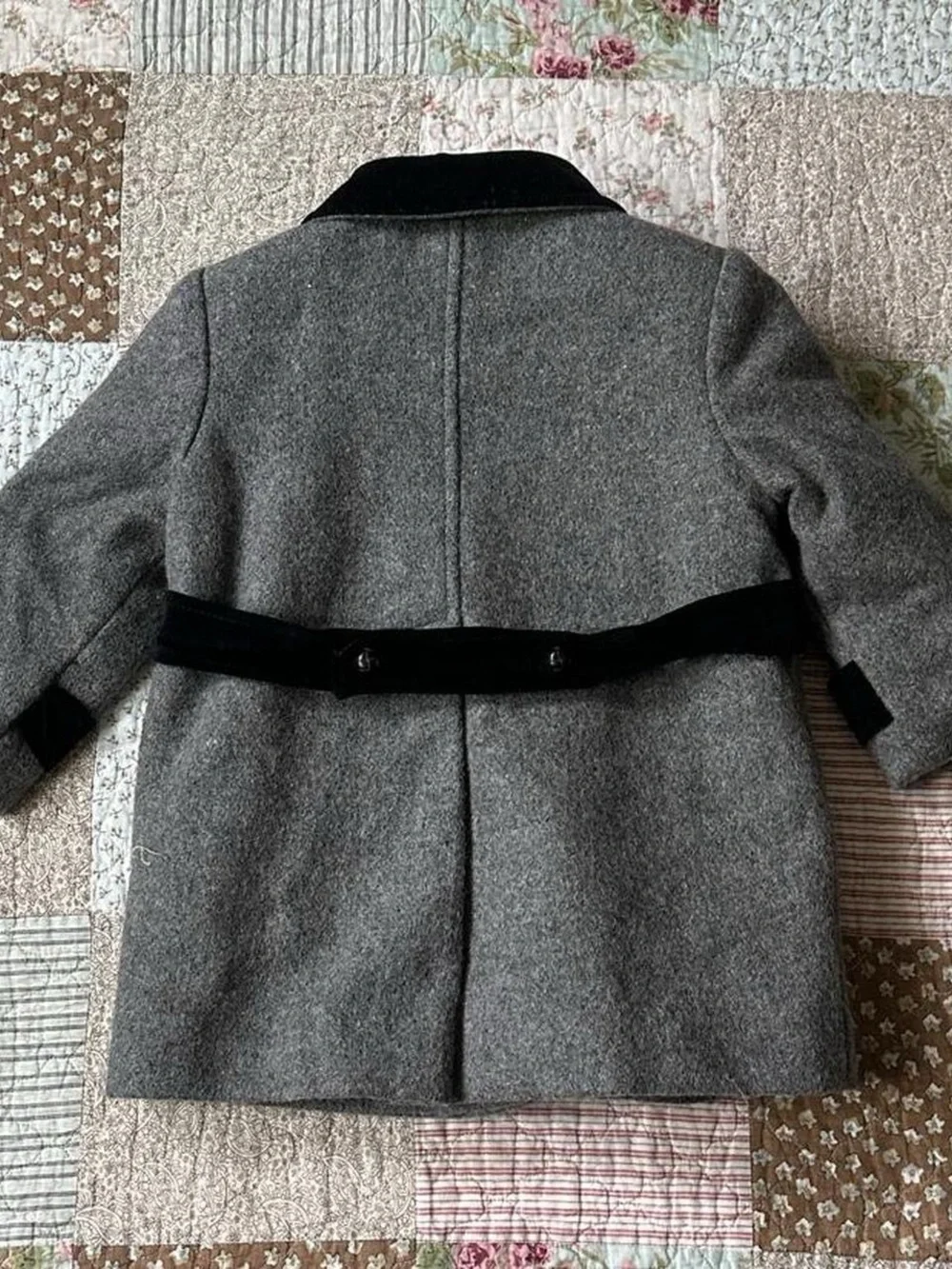 Fieldston vintage kids' gray wool coat w/ black velvet trim